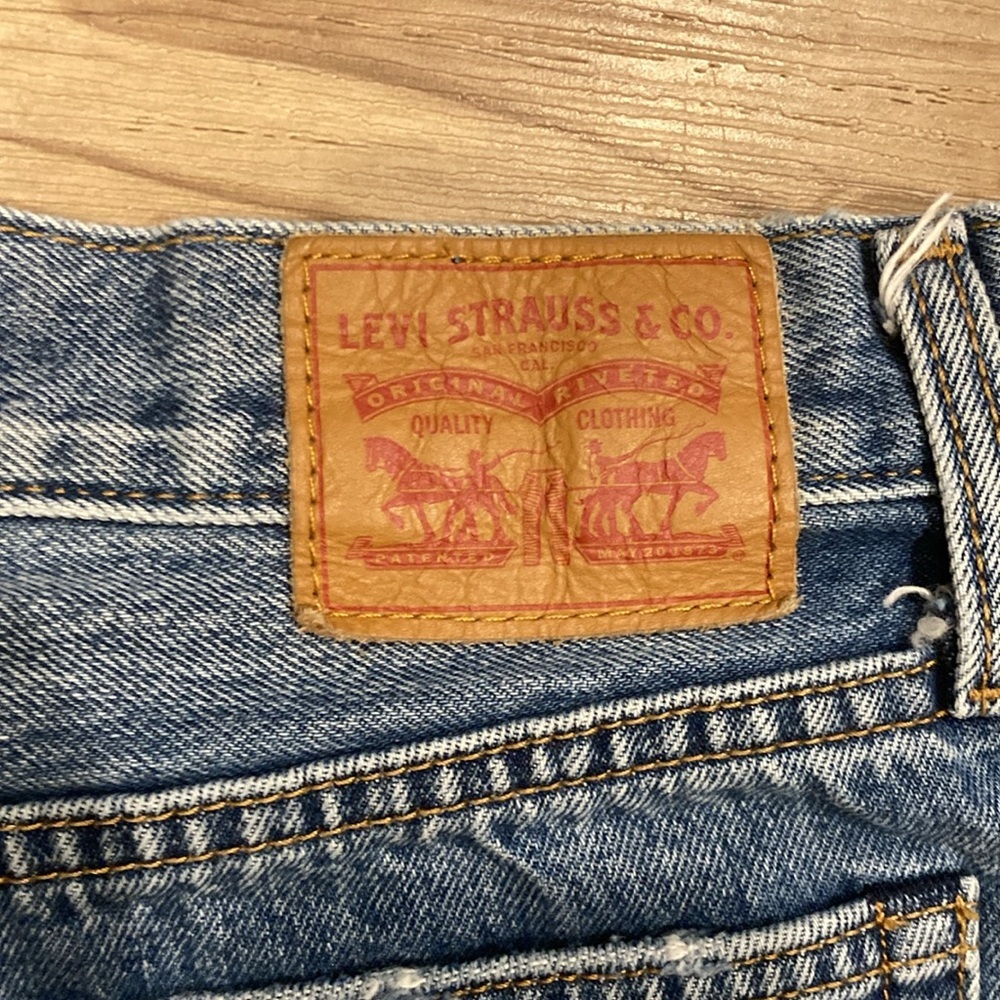LEVI’S wedgie straight cut off jean shorts - Picture 6 of 6
